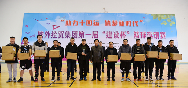 11中共富平縣委常委、政法委書記杜銀虎為第二名獲獎(jiǎng)隊(duì)頒獎(jiǎng)_副本.jpg